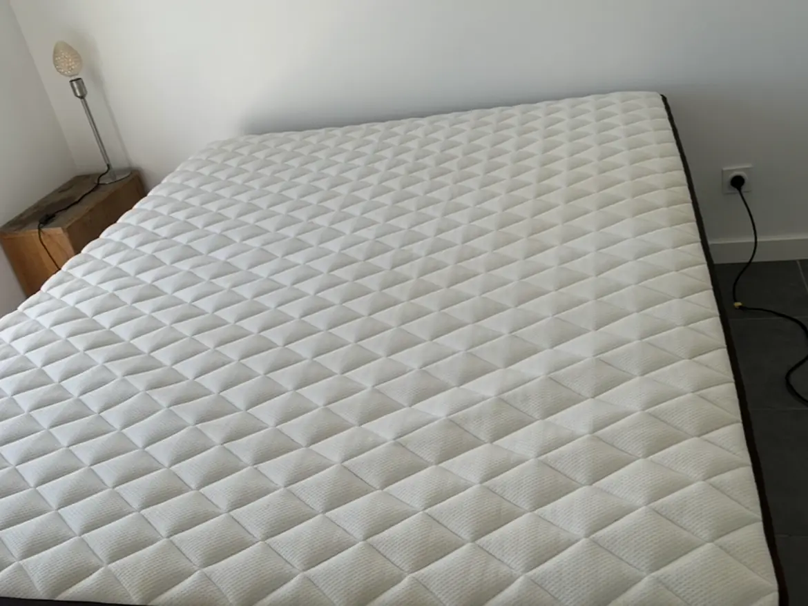 Le même matelas après nettoyage, surface propre