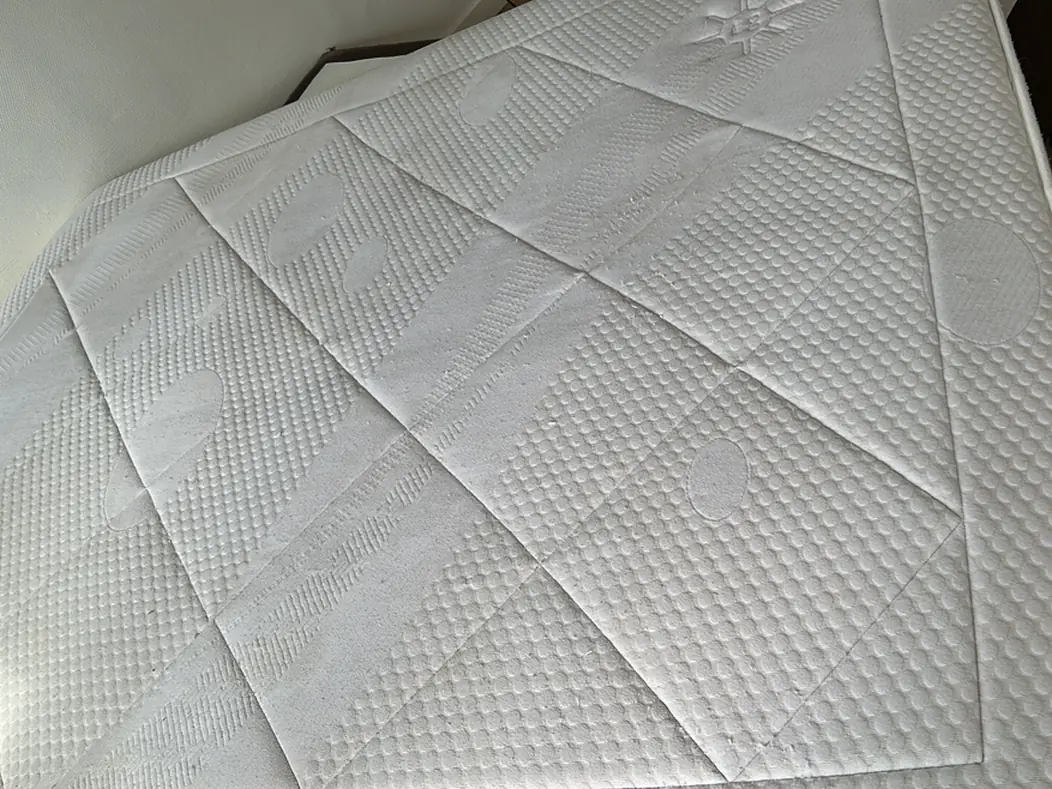 Le même matelas après nettoyage, blanc uniforme