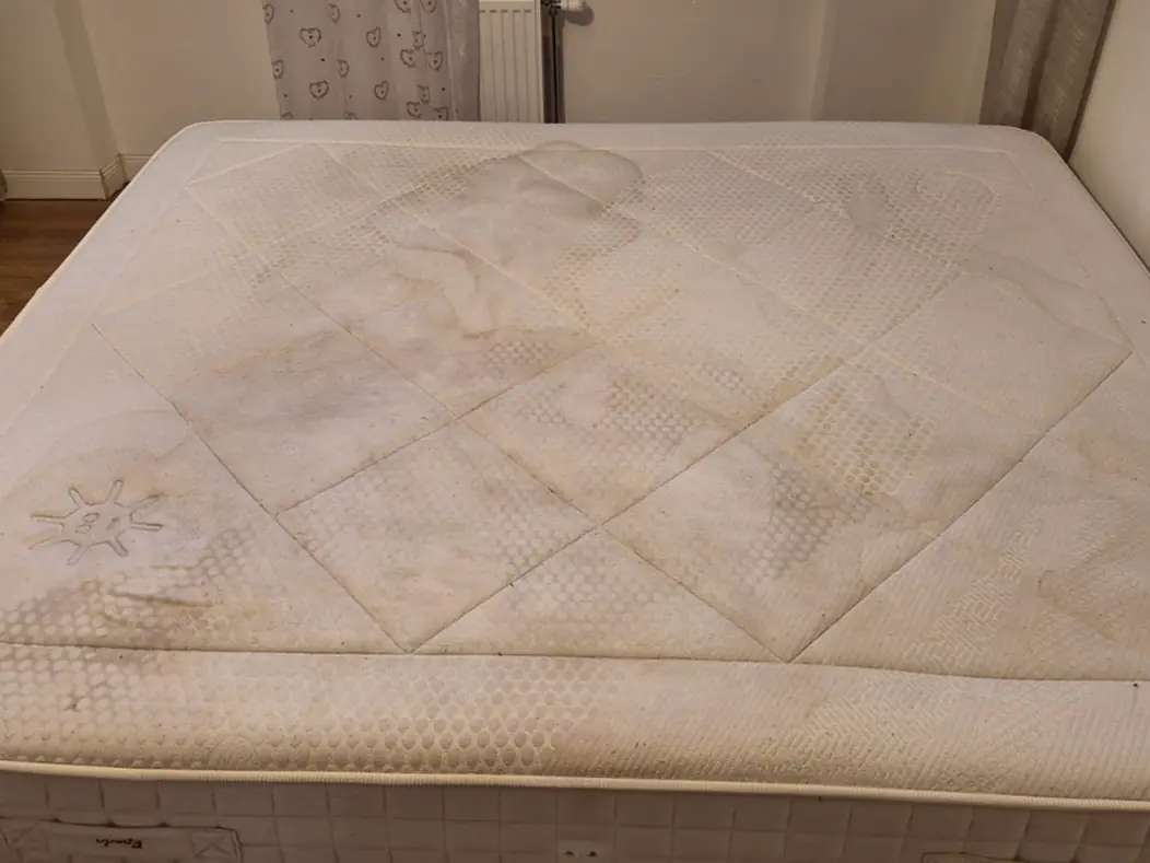 Matelas très encrassé avec taches grises avant nettoyage