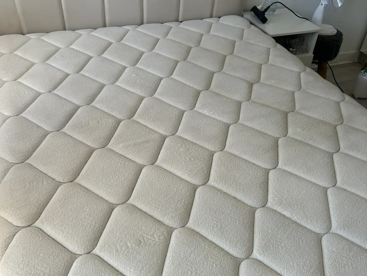 Le même matelas propre après nettoyage et désinfection par DÉTACH'HEURE