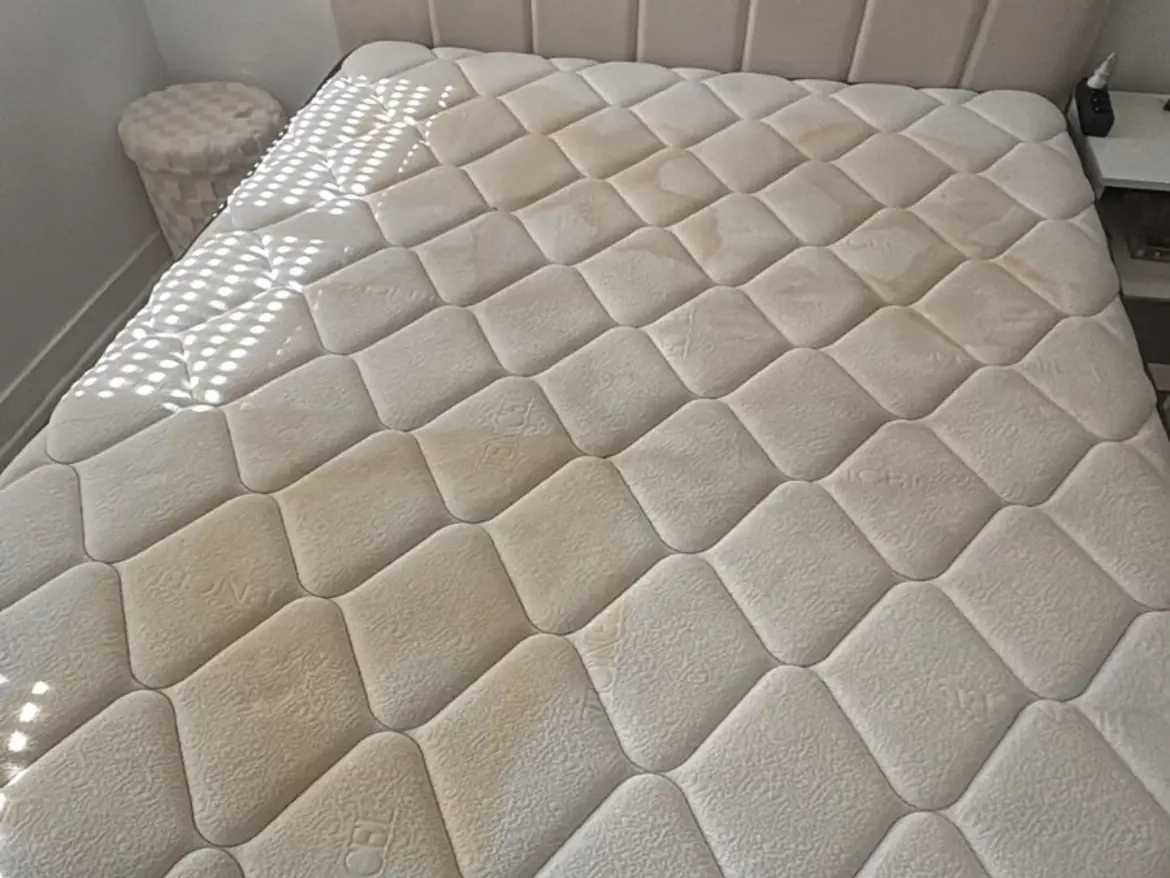 Matelas avec auréoles jaunes avant nettoyage à domicile par DÉTACH'HEURE