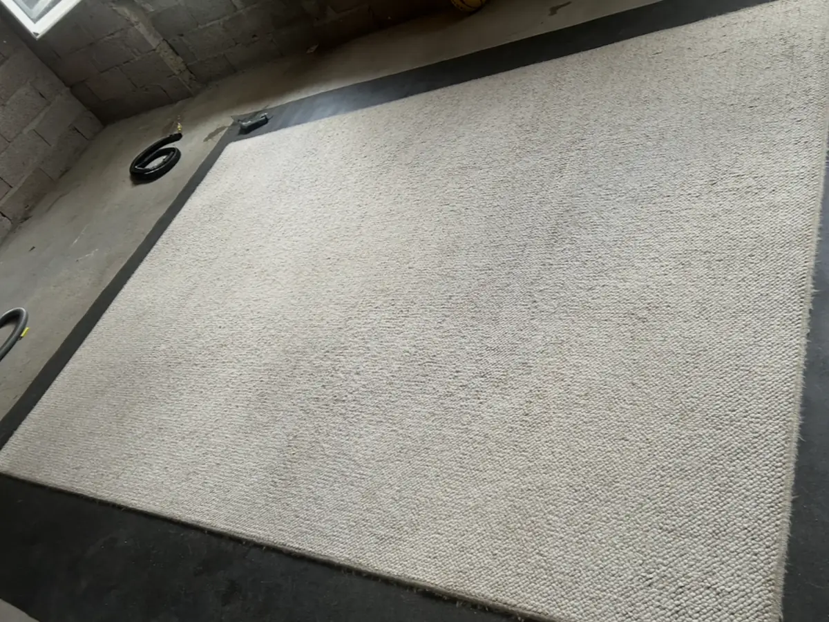 Le même tapis en laine après nettoyage complet, teinte uniforme